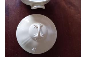 Wedgwood Queens Plain 2 dekschalen met deksel