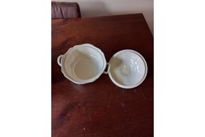 Wedgwood Queens Plain 2 dekschalen met deksel