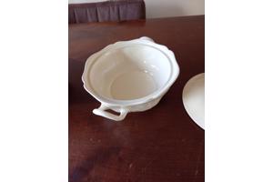 Wedgwood Queens Plain 2 dekschalen met deksel