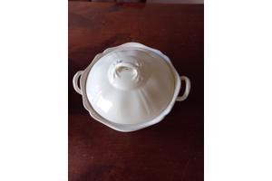 Wedgwood Queens Plain 2 dekschalen met deksel