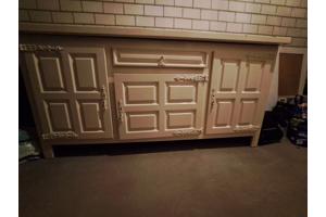 Gebruikt als commode, veel opbergruimte. Verdient tlc!