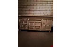 Gebruikt als commode, veel opbergruimte. Verdient tlc!