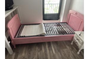 Roze bed van Planet Little 90 x 200 cm