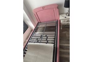Roze bed van Planet Little 90 x 200 cm