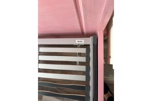 Roze bed van Planet Little 90 x 200 cm