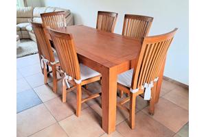 Eettafel en stoelen, prachtig sterk en mooi