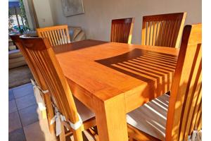 Eettafel en stoelen, prachtig sterk en mooi