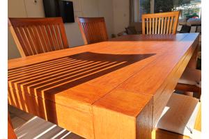 Eettafel en stoelen, prachtig sterk en mooi