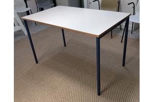 vijf rechthoekige tafels van 70 x 120 cm met licht grijs multiplex blad