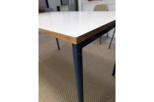 vijf rechthoekige tafels van 70 x 120 cm met licht grijs multiplex blad