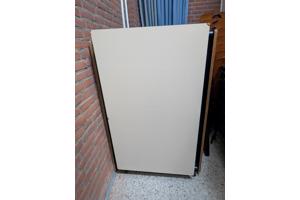vijf rechthoekige tafels van 70 x 120 cm met licht grijs multiplex blad