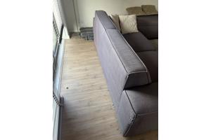 Grijze bank met poef / ottomaan