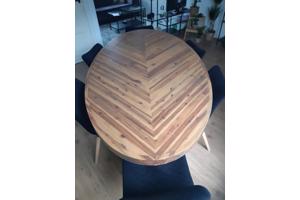 Ovale houten tafel met stalen poten