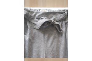 Broek grijs met rode zijstrepen L