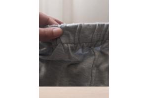 Broek grijs met rode zijstrepen L