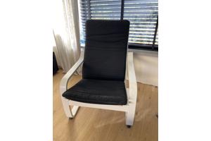 Stoel IKEA wit met zwart kussen
