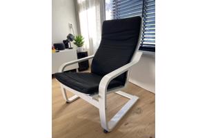 Stoel IKEA wit met zwart kussen