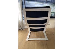 Stoel IKEA wit met zwart kussen