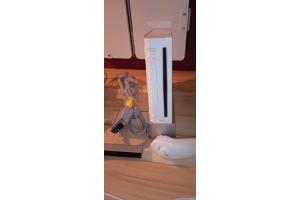 Nintendo Wii console + 2 controllers + 2 nunchuks + 8 games