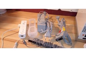 Nintendo Wii console + 2 controllers + 2 nunchuks + 8 games