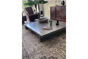Stoere houten salontafel