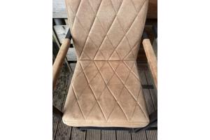 Twee barstoelen en twee normale stoelen