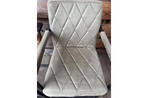 Twee barstoelen en twee normale stoelen