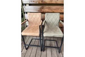 Twee barstoelen en twee normale stoelen