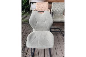 Twee barstoelen en twee normale stoelen