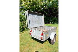 Te koop: Aanhangwagen met deksel afsluitbaar