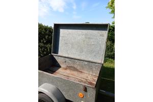 Te koop: Aanhangwagen met deksel afsluitbaar