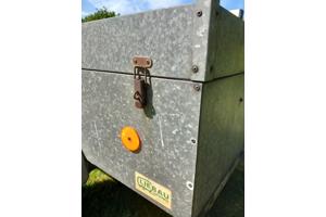 Te koop: Aanhangwagen met deksel afsluitbaar