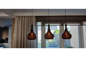 Industriële hanglamp met drie kappen van metaal