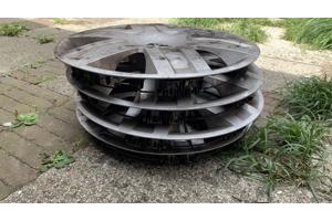 205/60R16 Winterbanden op stalen velgen met roest