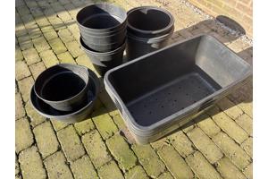 Diverse plastic kuipen/potten