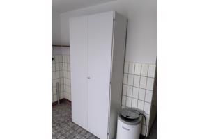 Kast van plaatmateriaal, legplanken, gesloten.