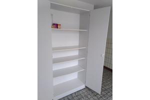 Kast van plaatmateriaal, legplanken, gesloten.