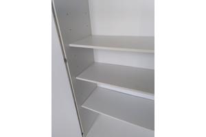 Kast van plaatmateriaal, legplanken, gesloten.