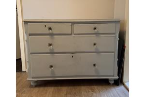 Oude grenen commode