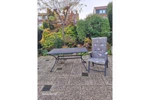 Tuinset en drie kunststof  stoenen