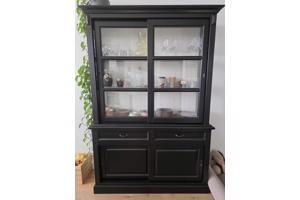 vitrinekast: 220x150x50cm. 2-delig, dus makkelijk mee te nemen