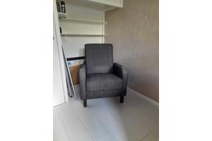Grijze fauteuil