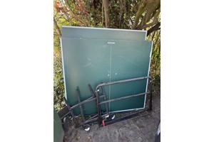 Twee houten bladen tafeltennistafel