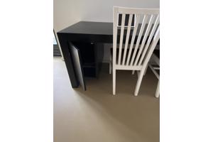 Mooi bureau met bijpassende salontafel