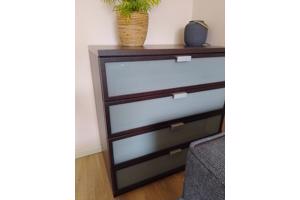 Ladekast met 4 lades, donkerbruin met melkglas