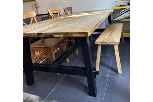 Robuuste houten eettafel 235cm met 3 stoelen