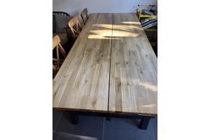 Robuuste houten eettafel 235cm met 3 stoelen