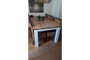 Tafel met 6 rotaneetstoelen