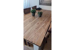 Tafel met 6 rotaneetstoelen
