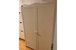 2 lage en 1 hoge grenen kasten en een hoge witte kast